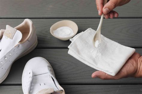 cleaning white shoes with vinegar.